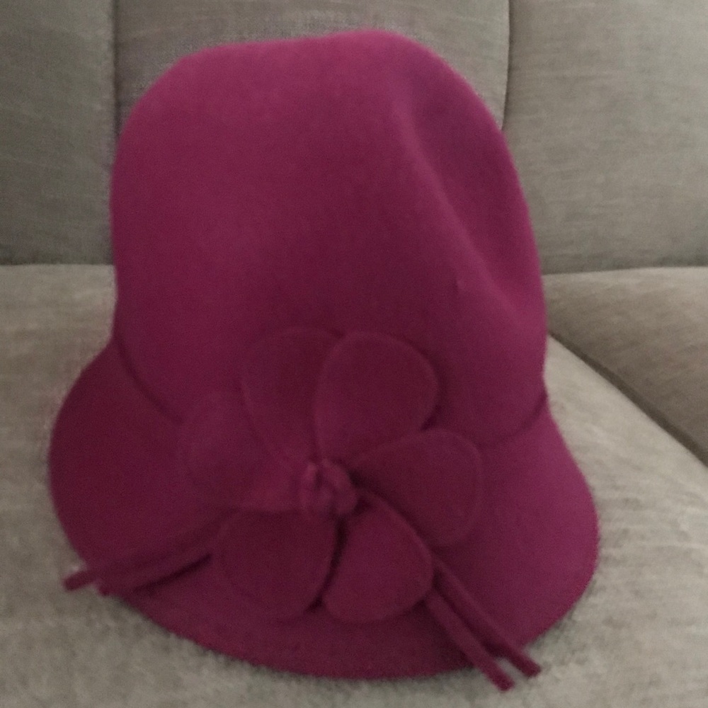 Super cute, wool bucket hat.